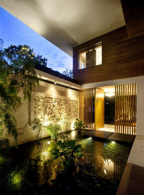 Meera House, Rumah Dengan Atap Hijau dan Kolam Renang Tembus Pandang