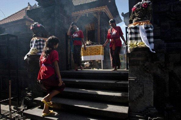 foto-foto Tradisi Omed-Omedan usai Nyepi