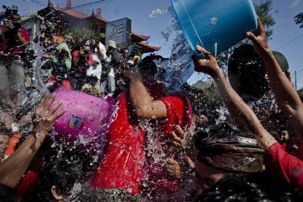 foto-foto Tradisi Omed-Omedan usai Nyepi