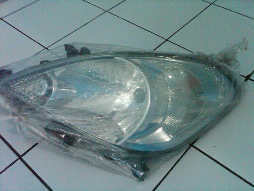 Terjual Lampu depan Head Lamp Kijang Innova 2004 2020 