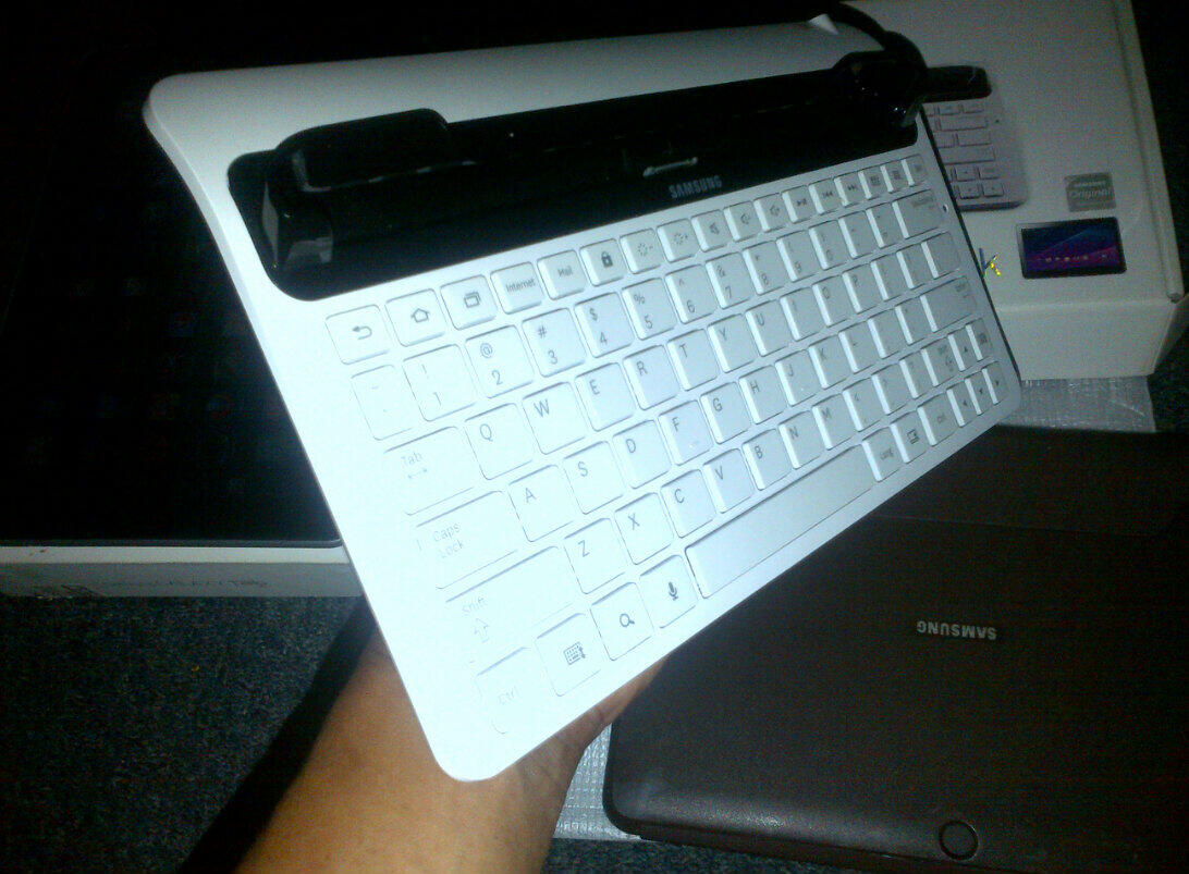 samsung tab p7500 fullpak lengkap dengan docking keyboard kondisi mint murah aja...!!