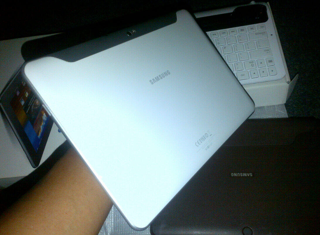 samsung tab p7500 fullpak lengkap dengan docking keyboard kondisi mint murah aja...!!