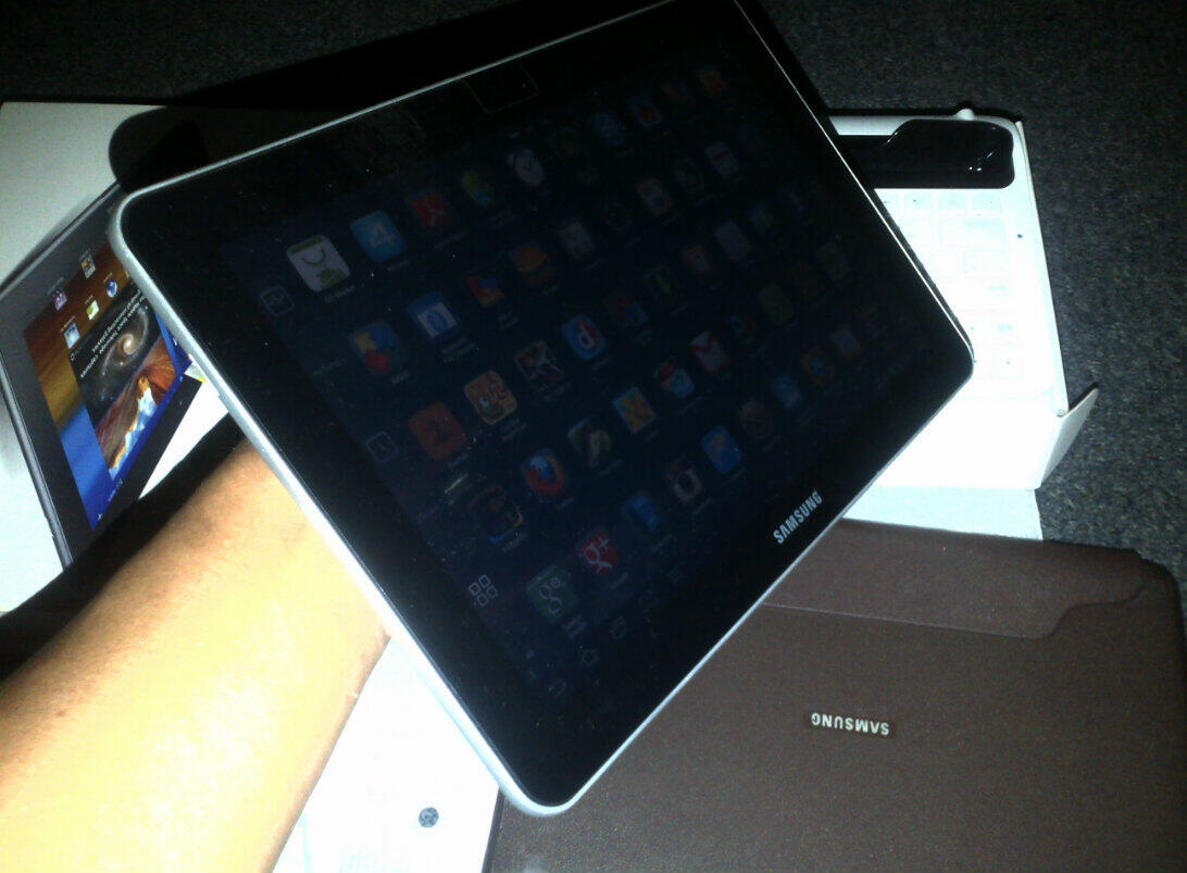 samsung tab p7500 fullpak lengkap dengan docking keyboard kondisi mint murah aja...!!