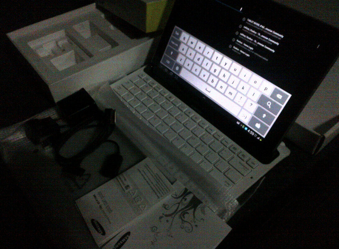 samsung tab p7500 fullpak lengkap dengan docking keyboard kondisi mint murah aja...!!