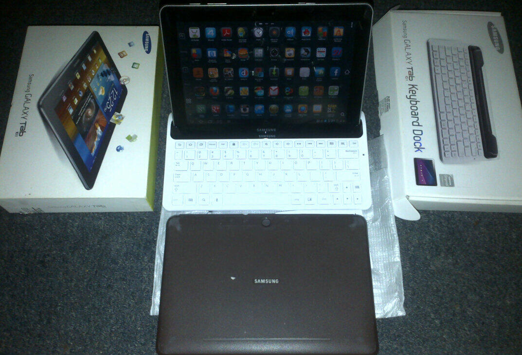 samsung tab p7500 fullpak lengkap dengan docking keyboard kondisi mint murah aja...!!