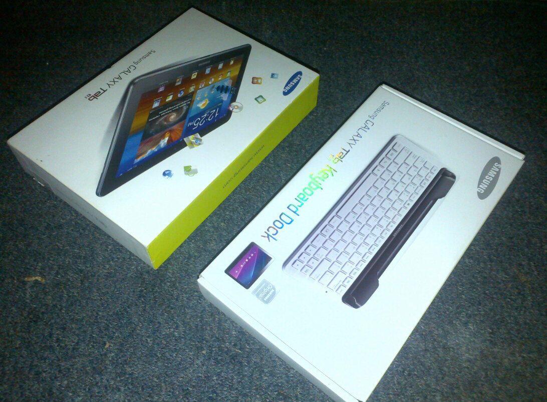 samsung tab p7500 fullpak lengkap dengan docking keyboard kondisi mint murah aja...!!
