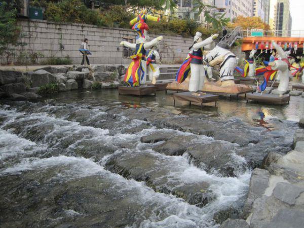 Sungai Yang Dulu Kumuh &amp; Tercemar Ini Kini Jadi Landmark Kebanggaan Seoul (Foto) 