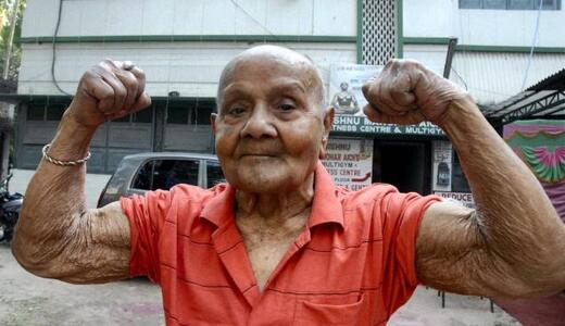 Hebat! Kakek Berumur 100 Tahun Ini Ototnya Seperti Ade Rai (Foto) 