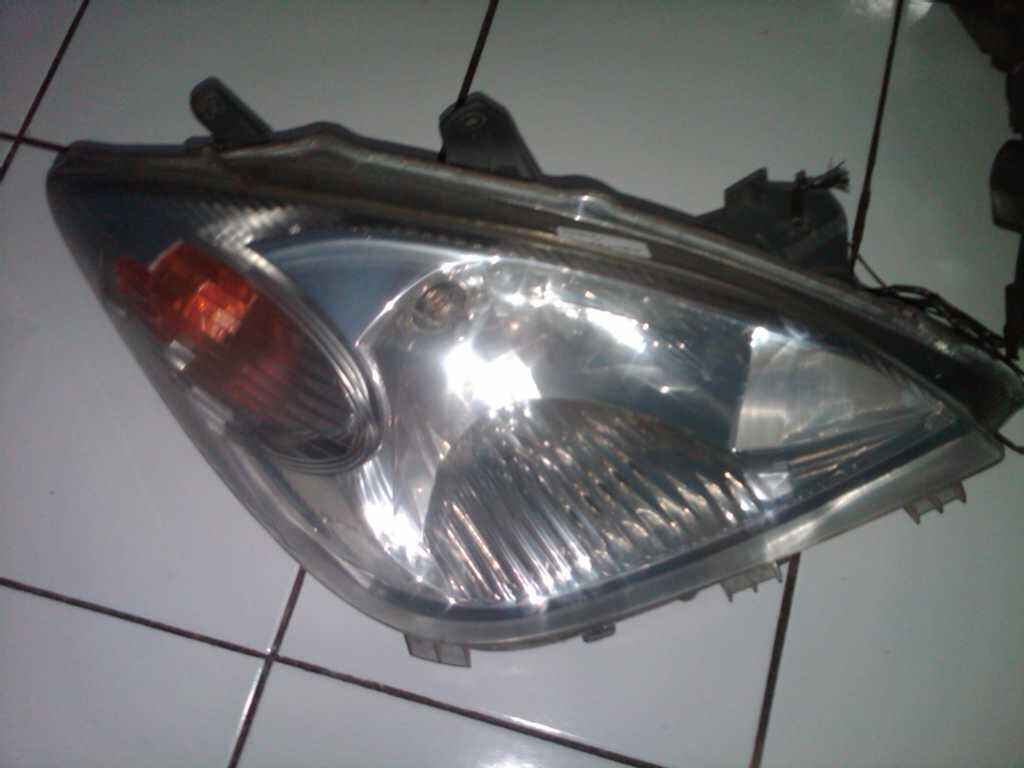 Terjual Lampu Depan Head Lamp Avanza Xenia 2007 2011 VVTI