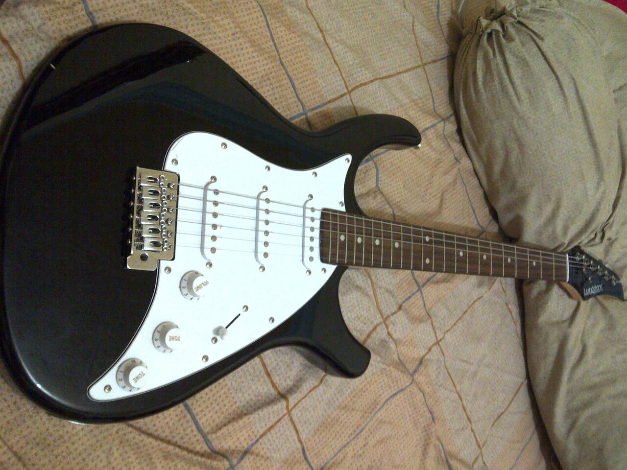 JUAL GITAR LISTRIK LIVINGSTONE MULUS SURABAYA