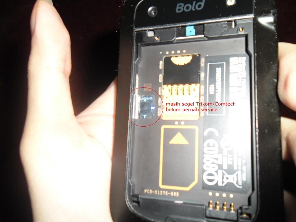 Blackberry Dakota 9900 Black Trikomsel Comtech (Resmi RIM) Second Harga Murah Gan