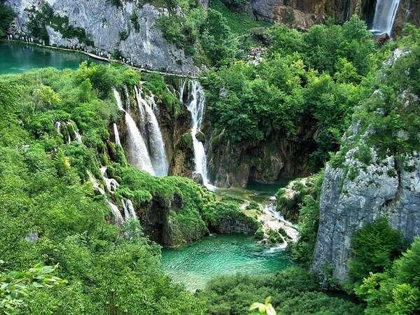 Sentuhan Tuhan di 6 Danau Paling Cantik Sedunia