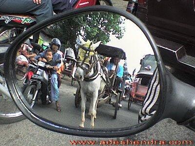 Alasan Tulisan Ambulance di Depan Mobil Ambulan Terbalik