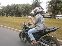 pengendara motor punya nyawa banyak...