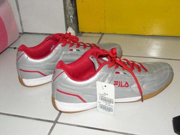 Terjual sepatu futsal, joging "FILA" ORIGINAL SILVER AND 