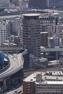 Gedung di Jepang yang di Tembus Oleh Jalan Tol