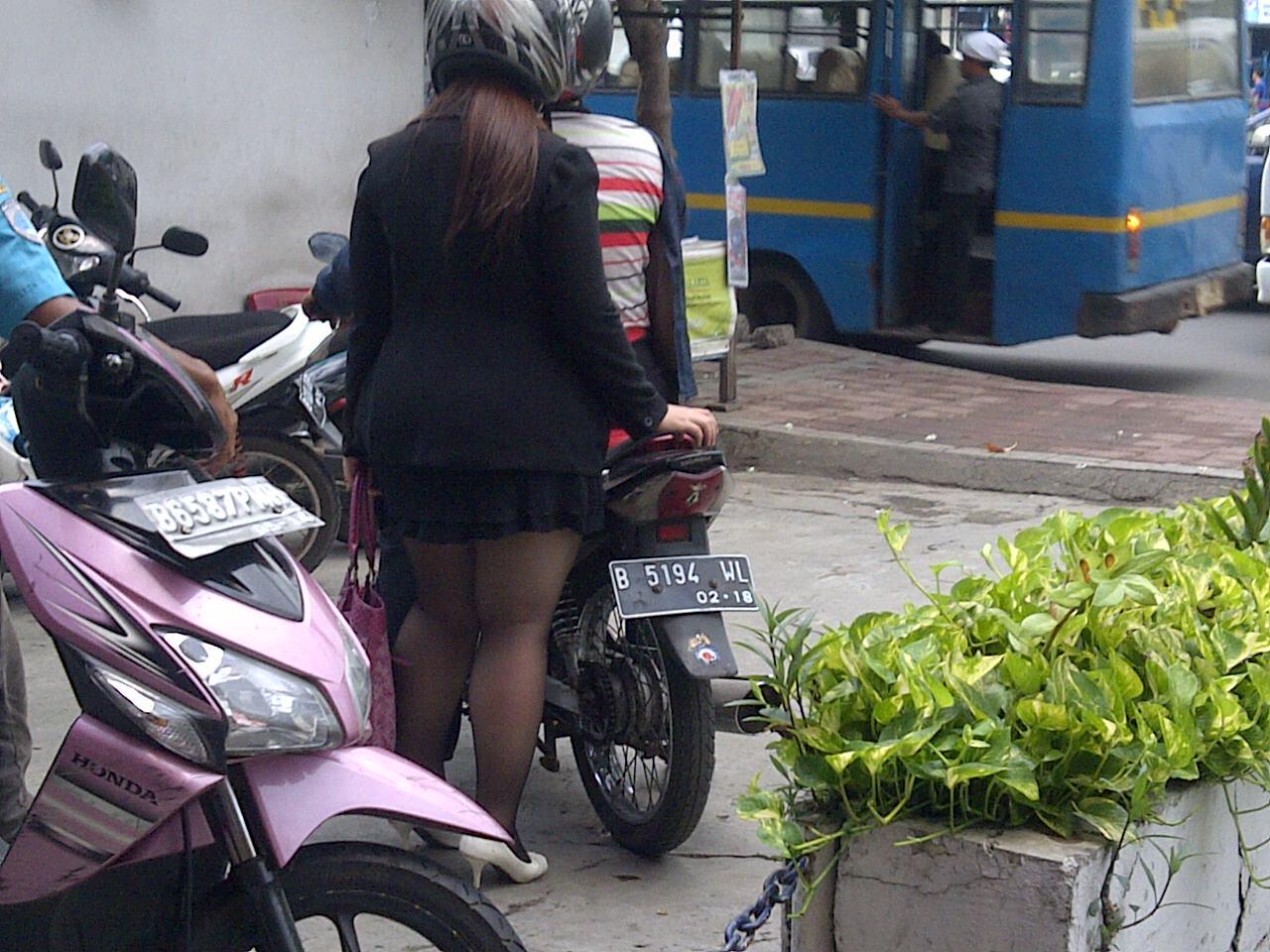 (pick agak bb) buat wanita hati2 kalau pakai rok mini saat naik motor 