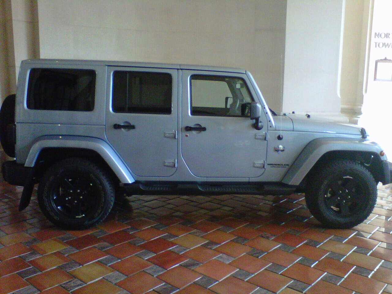 JUAL WRANGLER SAHARA 4 DOOR ARTIC