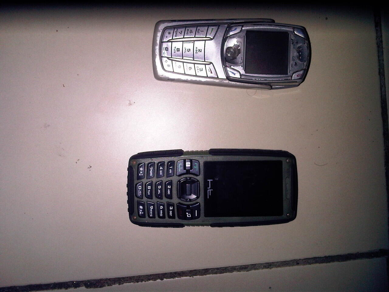 Terjual handphone unik nokia 6822a dan HT X5 hp  tahan 