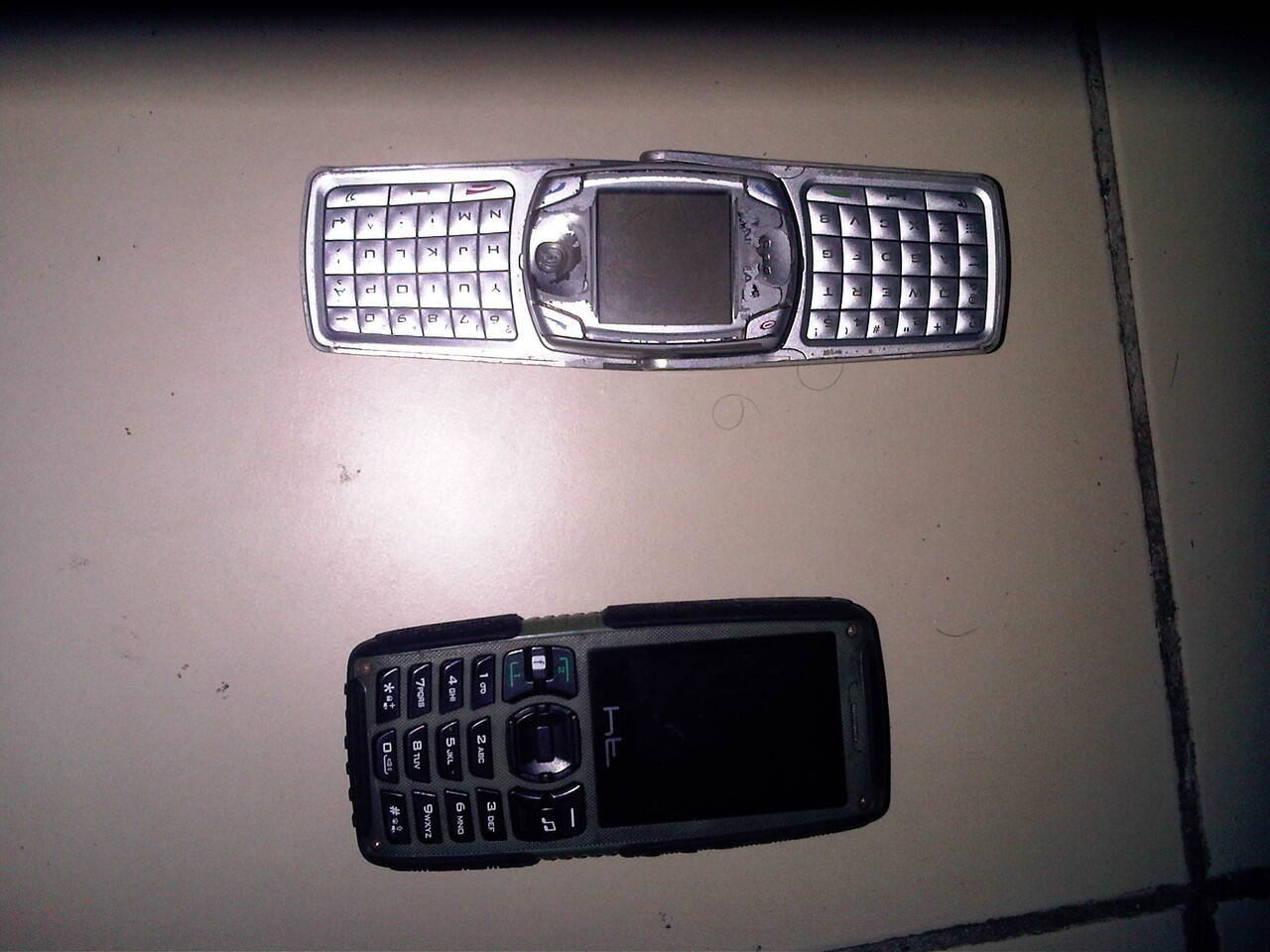 Terjual handphone unik nokia 6822a dan HT X5 hp  tahan 