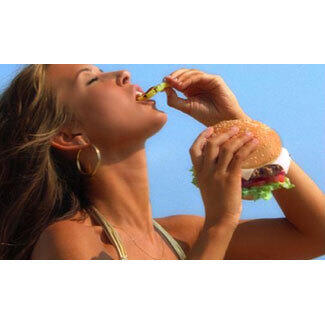 7 Selebriti Tampil Seksi untuk Iklan Burger
