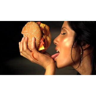 7 Selebriti Tampil Seksi untuk Iklan Burger