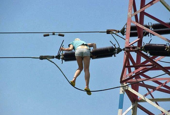 nekat !! cewek mabuk panjat tower listrik bertegangan sangat tinggi 