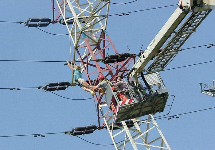 nekat !! cewek mabuk panjat tower listrik bertegangan sangat tinggi 