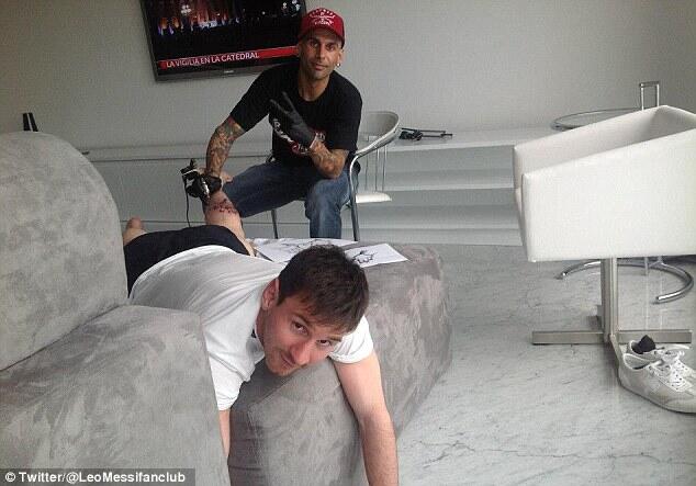 ssstttsttt,Messi lagi bikin tato