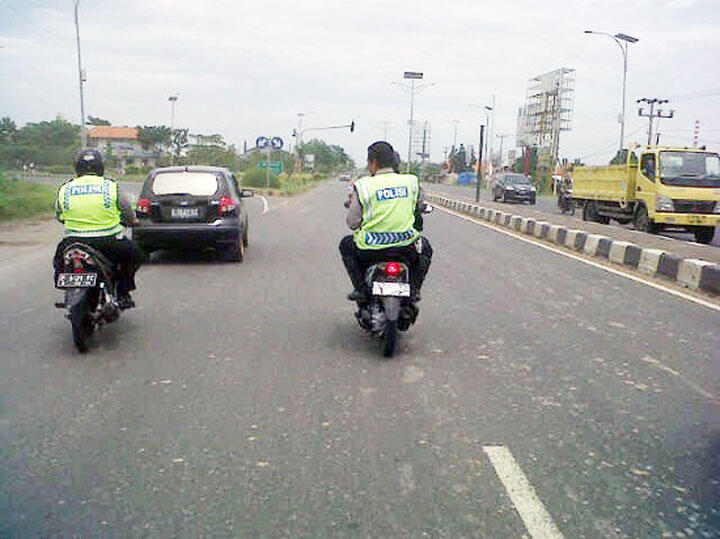 5 alasan tidak pakai helm di jalan raya 