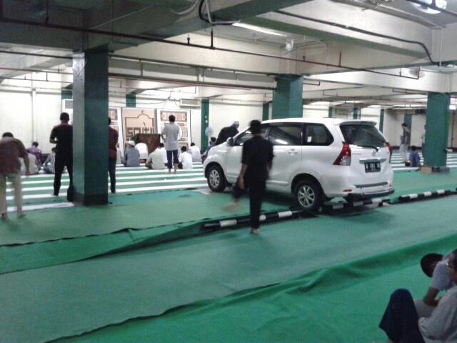 Mobilpun ikut jumatan....