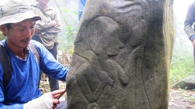 Situs Batu Dengan Ukiran Naga Ditemukan Di Kuningan Jawa Barat