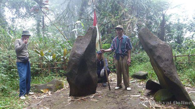 Situs Batu Dengan Ukiran Naga Ditemukan Di Kuningan Jawa Barat