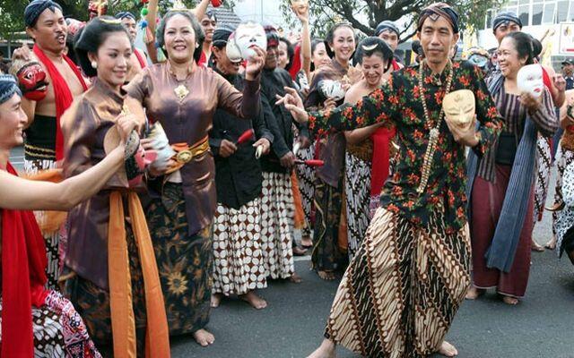 ( Emang Kebanyakan ABS Pak ) Jokowi : Saya Beda, Formalitas Nomor Dua