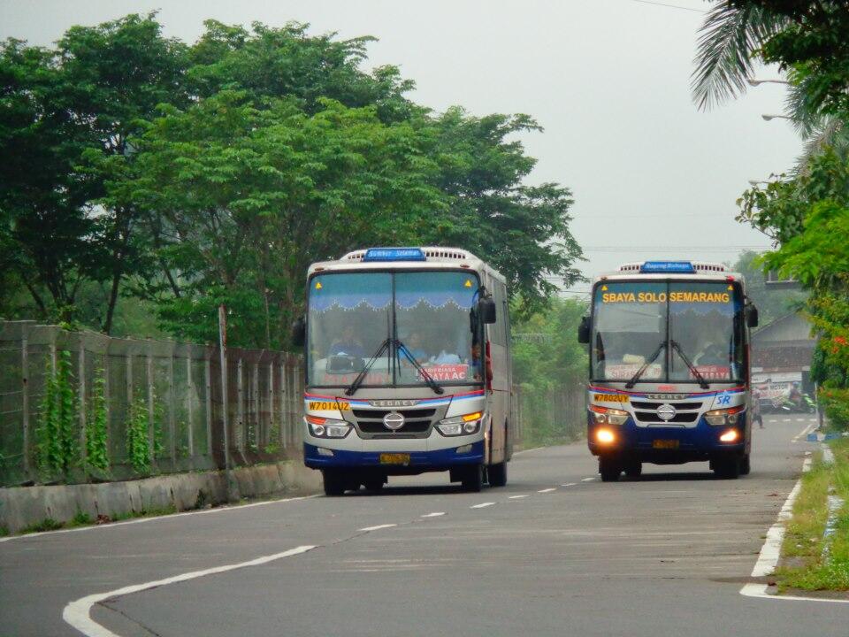 (Sumber Kencono In Action) Bus Sugeng Rahayu Hajar Truk Tronton di Sragen