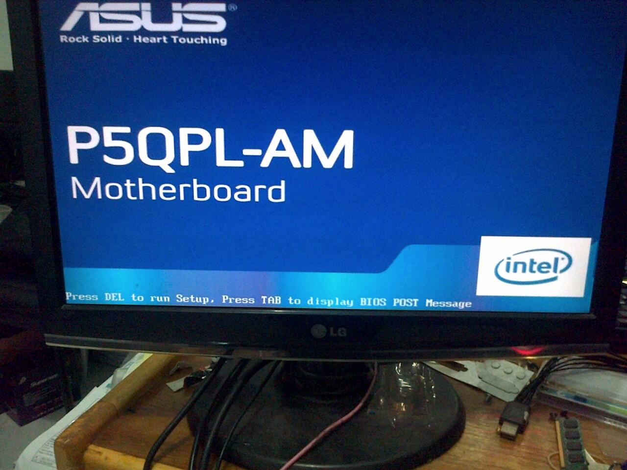 layar monitor cuman tampilan logo asus dan hang?