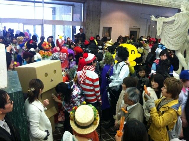Keren, acara wisuda ini mirip pesta cosplay!