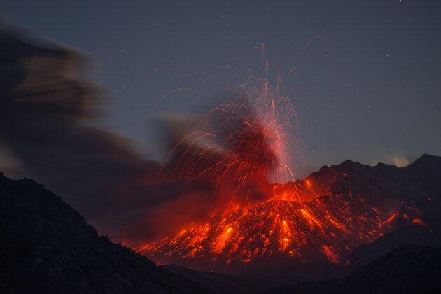 (Pic+) Bada Petir Bertemu Aliran Lava