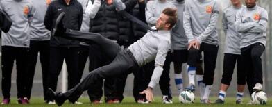 Foto Beckham terpeleset saat meragakan tendangan bebasnya