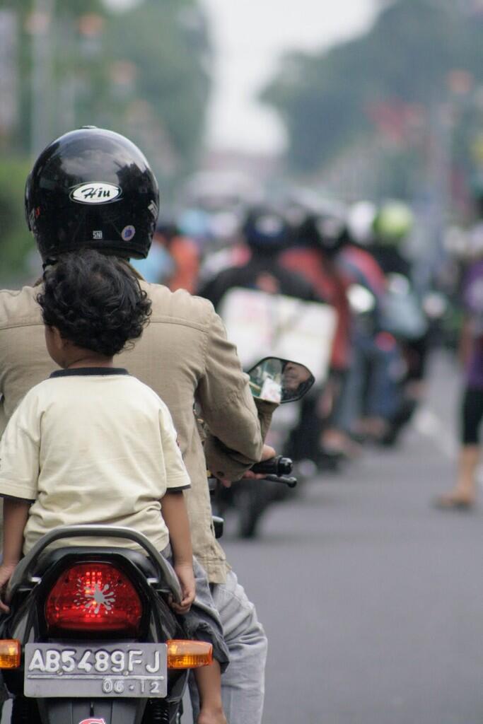 PENTINGNYA MENGGUNAKAN HELM