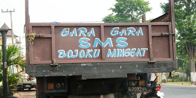 Tulisan kata2 mutiara pada truk. Masup, gan.