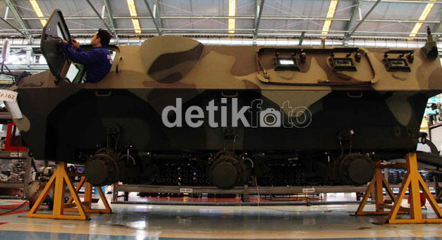 MELIHAT PROSES PERAKITAN PANSER PINDAD