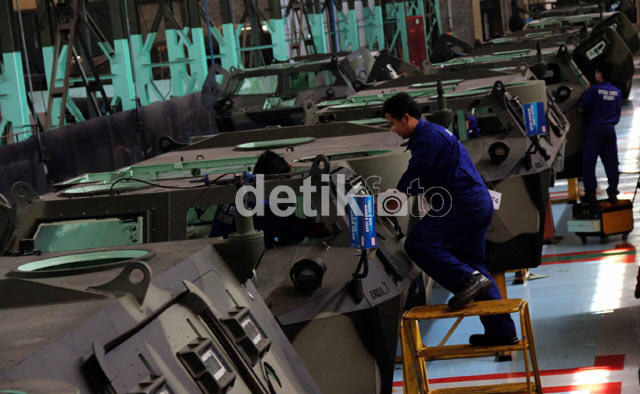MELIHAT PROSES PERAKITAN PANSER PINDAD