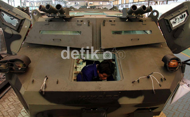 MELIHAT PROSES PERAKITAN PANSER PINDAD