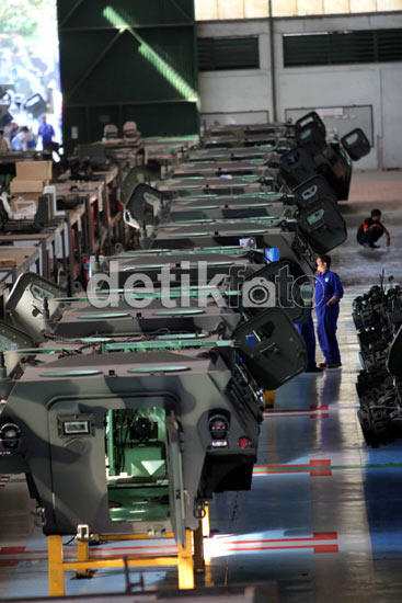 MELIHAT PROSES PERAKITAN PANSER PINDAD
