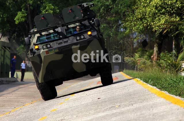MELIHAT PROSES PERAKITAN PANSER PINDAD