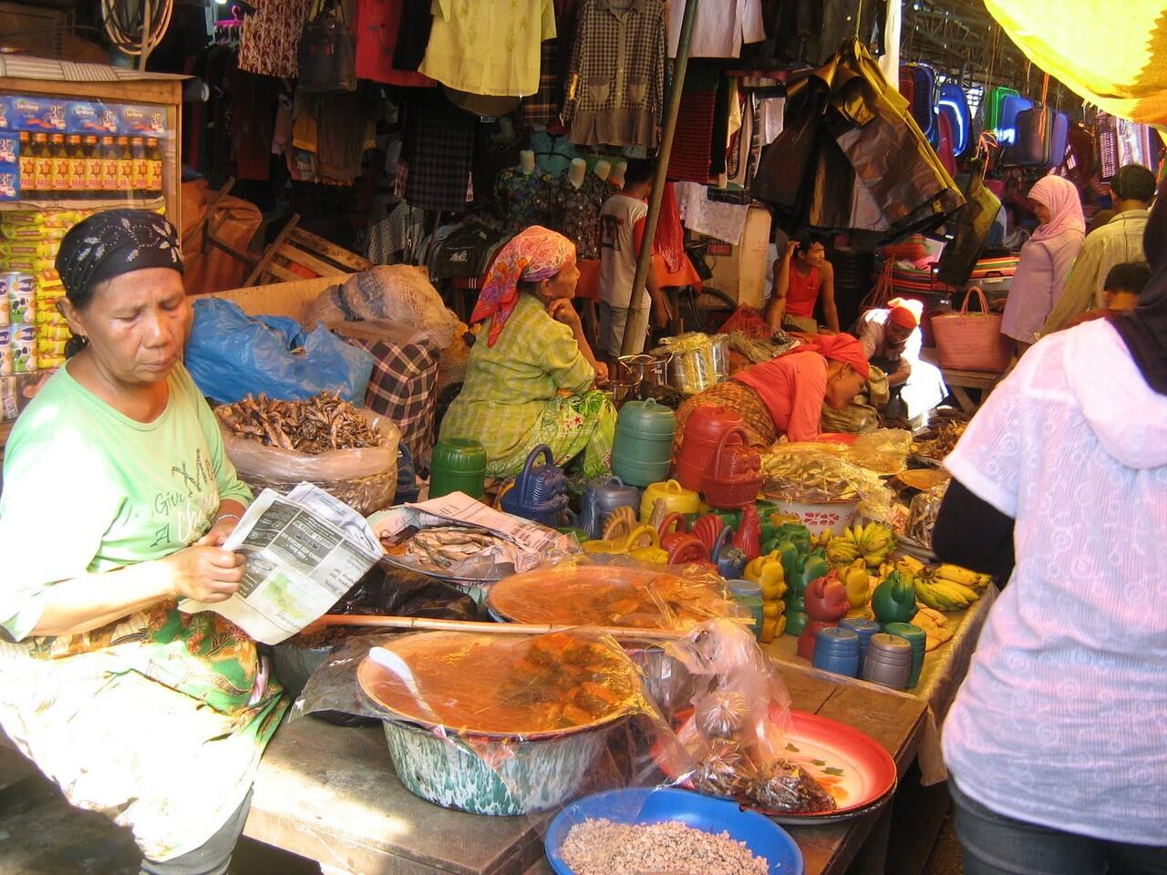 potret kegiatan pasar tradisional indonesia 