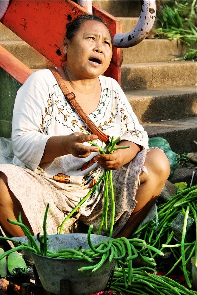 potret kegiatan pasar tradisional indonesia 