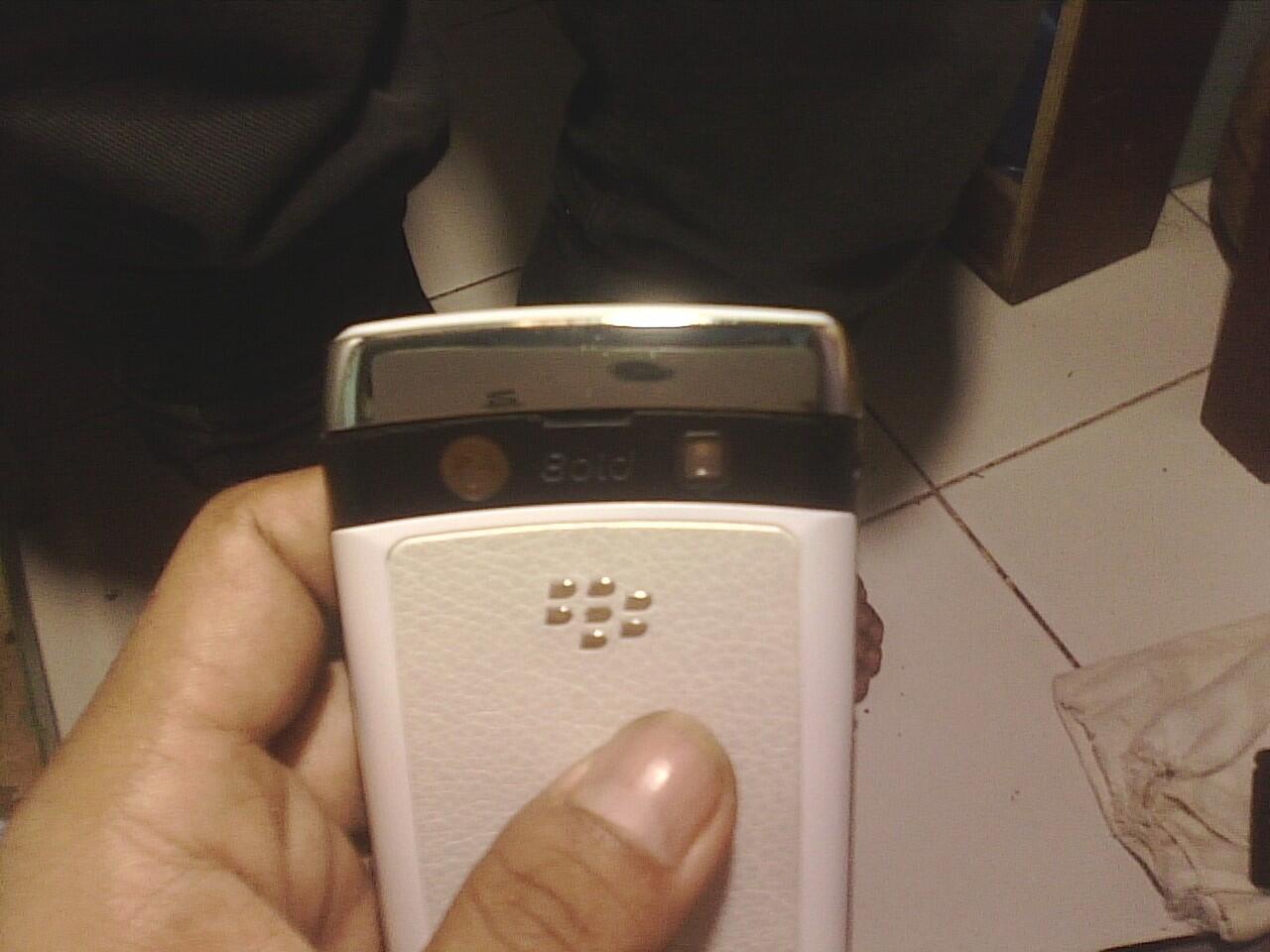 onyx 9700 lengkap minus cameranya gelap jual cepat