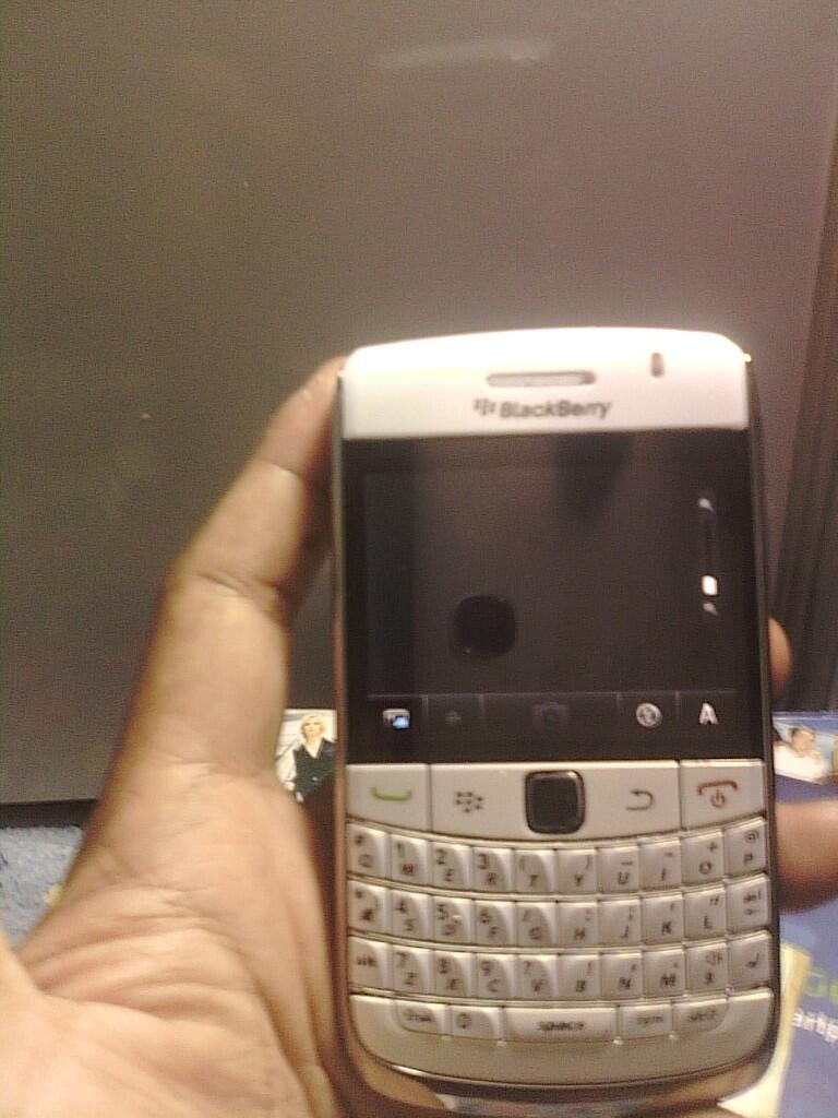 onyx 9700 lengkap minus cameranya gelap jual cepat